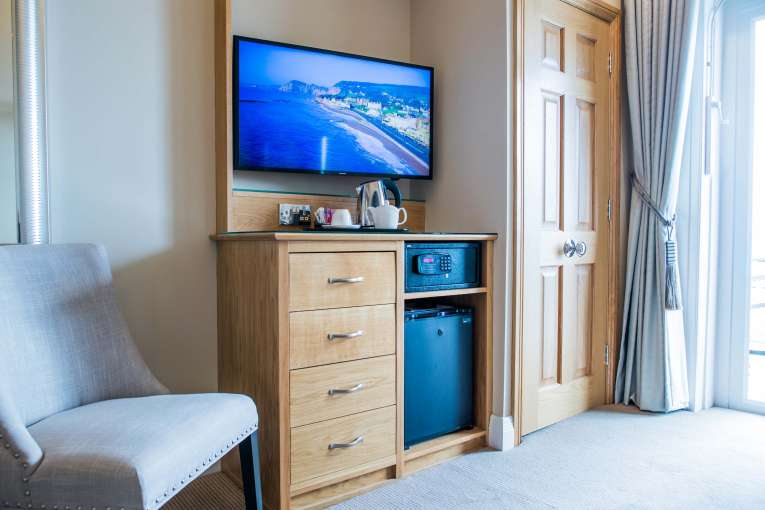 Belmont Hotel Deluxe Room (212) Accommodation Television and Drinks